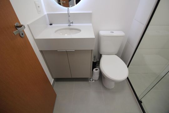 Banheiro de kitnet/studio para alugar com 1 quarto, 24m² em Centro, Osasco