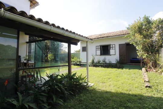 Área externa de casa para alugar com 6 quartos, 236m² em Caravelas, Cabo Frio