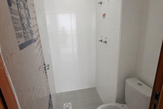Banheiro de apartamento para alugar com 2 quartos, 58m² em Rio do Ouro, São Gonçalo