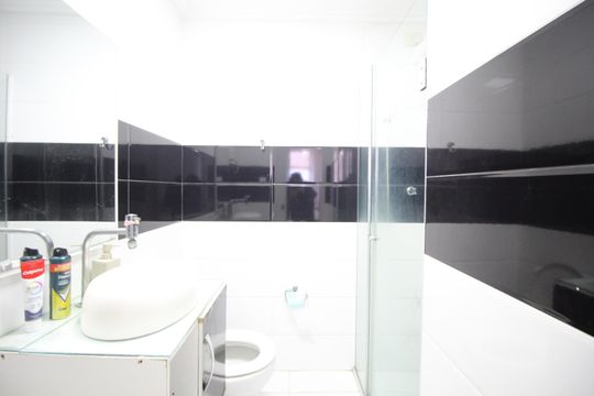 Banheiro de apartamento à venda com 1 quarto, 38m² em Jardim Dona Leopoldina, Porto Alegre