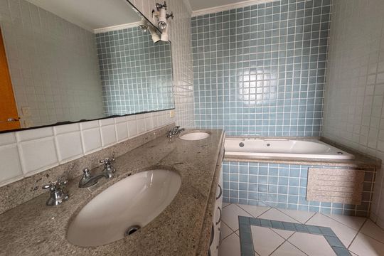 Banheiro da Suíte Master de apartamento à venda com 5 quartos, 492m² em Vila Campesina, Osasco