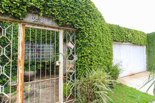 Fachada de casa à venda com 6 quartos, 550m² em Marechal Rondon, Canoas