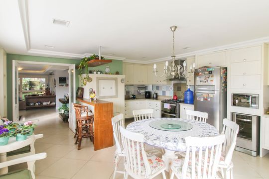 Cozinha de casa à venda com 6 quartos, 550m² em Marechal Rondon, Canoas