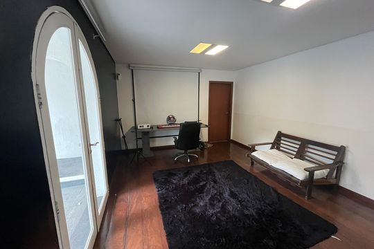 Escritório de casa para alugar com 3 quartos, 1000m² em Real Parque, São Paulo