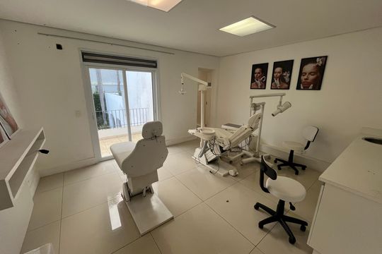 Clínica Odontológica  de casa para alugar com 3 quartos, 1000m² em Real Parque, São Paulo