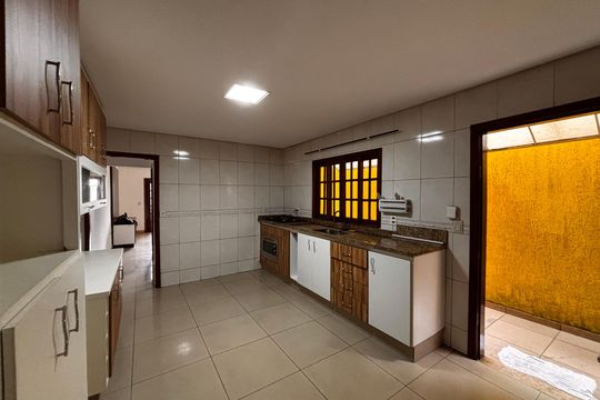 Cozinha de casa à venda com 3 quartos, 180m² em Jardim Graziela, Barueri