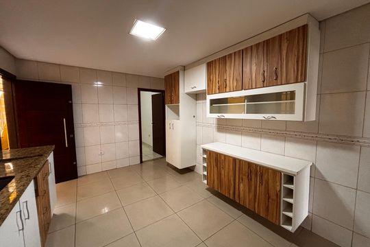 Cozinha de casa à venda com 3 quartos, 180m² em Jardim Graziela, Barueri