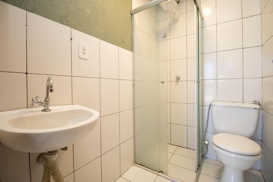 Banheiro da Suíte de kitnet/studio à venda com 1 quarto, 28m² em Bl E, Brasília