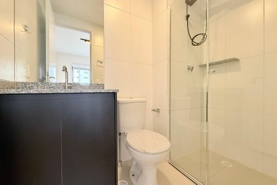 Banheiro  de apartamento para alugar com 1 quarto, 27m² em Campo Belo, São Paulo