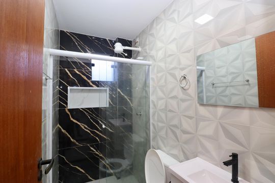 Banheiro de kitnet/studio para alugar com 1 quarto, 35m² em Piatã, Salvador