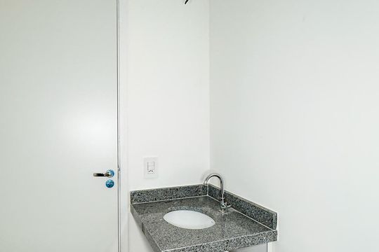 Banheiro de kitnet/studio à venda com 1 quarto, 24m² em Vila Congonhas, São Paulo