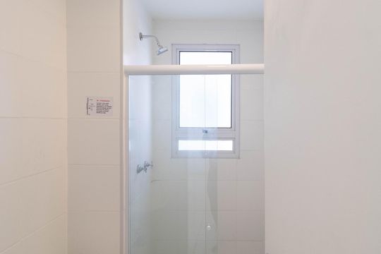 Banheiro de apartamento à venda com 2 quartos, 53m² em Guaratiba, Rio de Janeiro