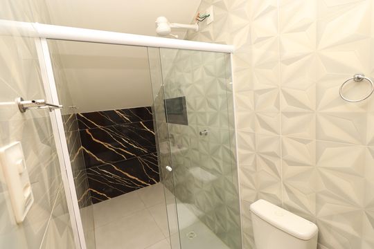 Banheiro social de apartamento para alugar com 1 quarto, 34m² em Piatã, Salvador