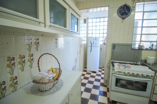 Casa à venda com 2 quartos, 220m² em Vila Bertioga, São Paulo