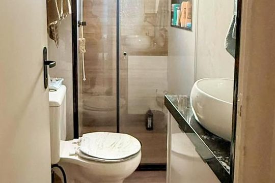 Banheiro de apartamento à venda com 2 quartos, 52m² em Jardim Arco-iris, Diadema