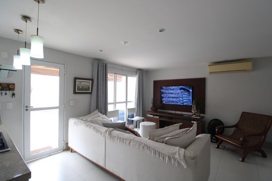 Sala de casa de condomínio à venda com 3 quartos, 250m² em Taquara, Rio de Janeiro