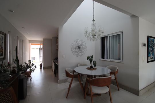 Sala de casa de condomínio à venda com 3 quartos, 250m² em Taquara, Rio de Janeiro