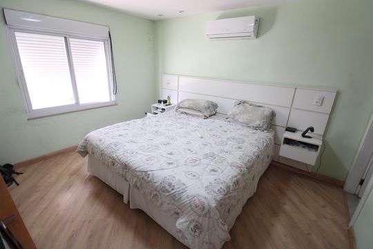 Suíte de casa de condomínio à venda com 3 quartos, 250m² em Taquara, Rio de Janeiro