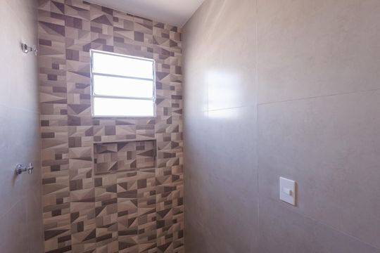 Banheiro de kitnet/studio para alugar com 1 quarto, 25m² em Areão, Taubaté