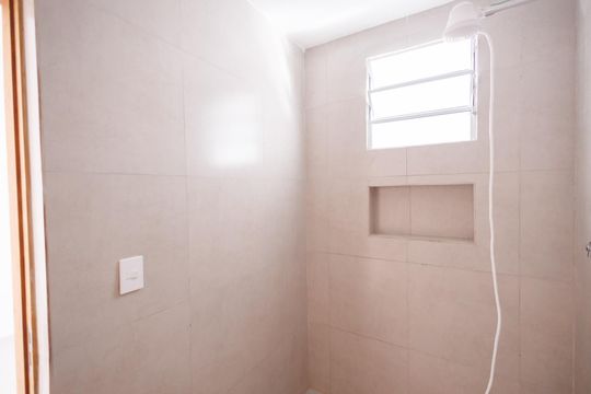 Banheiro de kitnet/studio para alugar com 1 quarto, 17m² em Areão, Taubaté