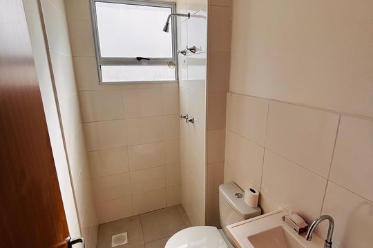 Banheiro de apartamento à venda com 2 quartos, 49m² em Chácara Estela, Barueri