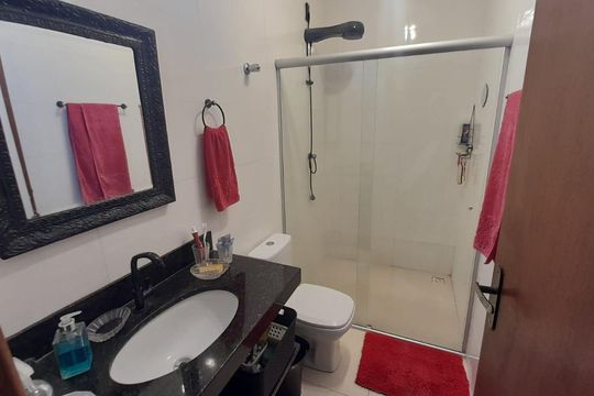 Banheiro de casa à venda com 3 quartos, 110m² em Parque Xangri-lá, Contagem