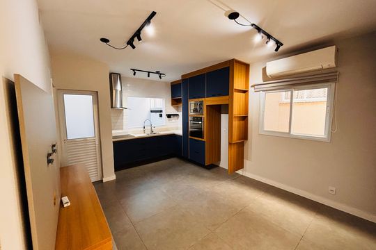 Sala  de casa de condomínio à venda com 2 quartos, 85m² em Chácaras São Luís, Barueri