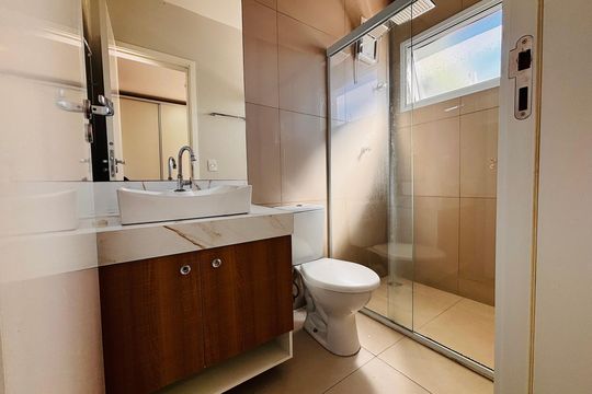 Banheiro suíte 1 de casa de condomínio à venda com 2 quartos, 85m² em Chácaras São Luís, Barueri