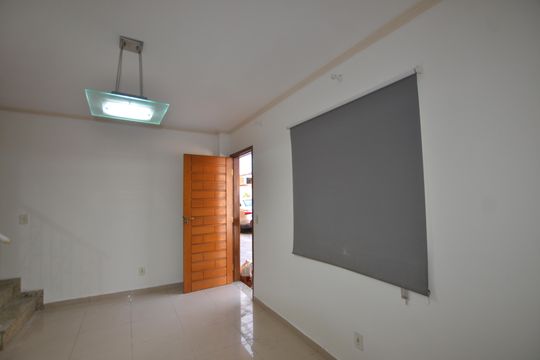 Sala de casa à venda com 2 quartos, 74m² em Vila Valqueire, Rio de Janeiro