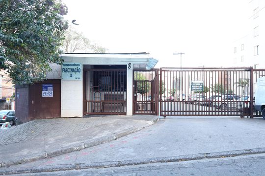 Fachada - Placa GRANDE instalada na fachada do condomínio dia 13/07/2026 - Código daq paca: UYLW-655 de apartamento à venda com 2 quartos, 48m² em Conjunto Residencial José Bonifácio, São Paulo