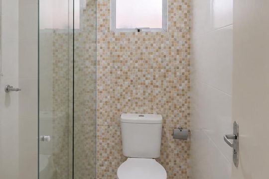 Banheiro de apartamento para alugar com 2 quartos, 64m² em Cascata do Imbuí, Petrópolis