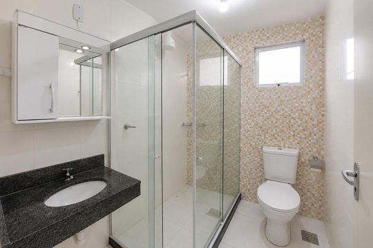 Banheiro de apartamento para alugar com 2 quartos, 64m² em Cascata do Imbuí, Petrópolis