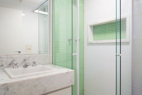 Banheiro de apartamento para alugar com 2 quartos, 74m² em Indianópolis, São Paulo