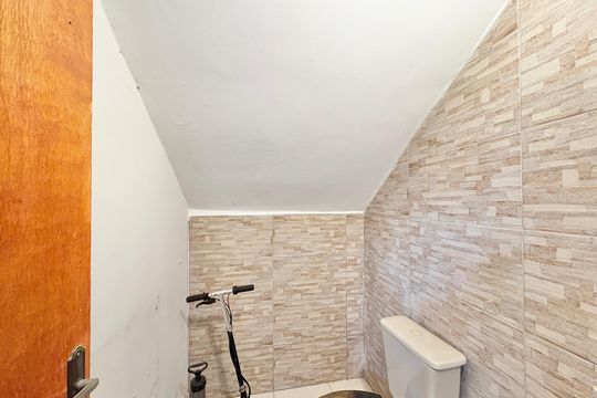 Lavabo de serviço - Garagem  de casa à venda com 3 quartos, 140m² em Jardim Santo Elias, São Paulo