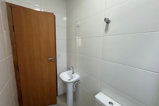 Banheiro de casa para alugar com 2 quartos, 50m² em Vila Valenca, São Vicente