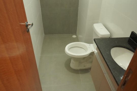 Banheiro de kitnet/studio para alugar com 1 quarto, 25m² em Vila Carrão, São Paulo