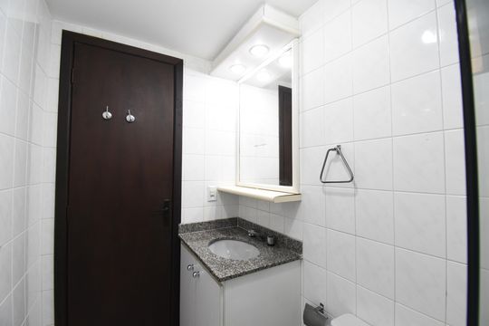 Banheiro de apartamento à venda com 2 quartos, 74m² em Bacacheri, Curitiba