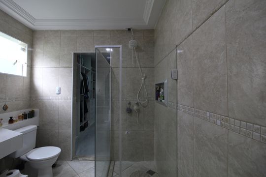 Banheiro da Suíte de casa de condomínio à venda com 5 quartos, 310m² em Jacarepaguá, Rio de Janeiro