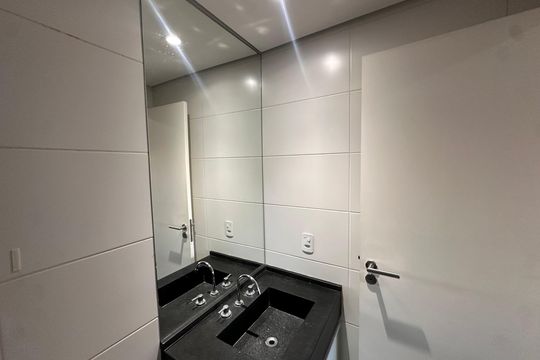 Banheiro  de kitnet/studio à venda com 1 quarto, 29m² em Chácara Santo Antônio (zona Sul), São Paulo