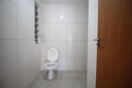 Banheiro de apartamento à venda com 3 quartos, 80m² em São Sebastião, Porto Alegre