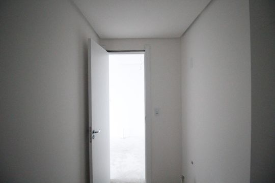 Banheiro de kitnet/studio para alugar com 0 quarto, 30m² em Cristo Redentor, Porto Alegre