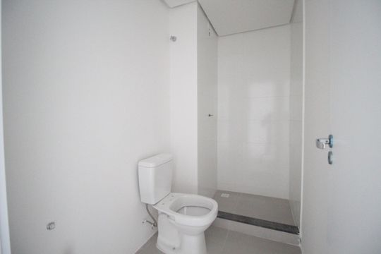 Banheiro de kitnet/studio para alugar com 0 quarto, 30m² em Cristo Redentor, Porto Alegre