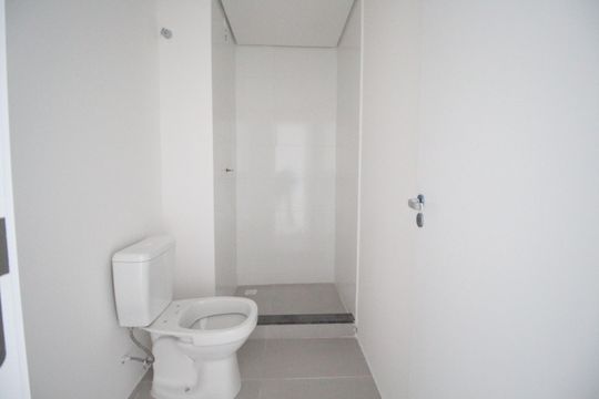 Banheiro de kitnet/studio para alugar com 0 quarto, 30m² em Cristo Redentor, Porto Alegre