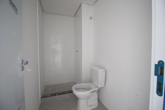 Banheiro de kitnet/studio à venda com 0 quarto, 30m² em Cristo Redentor, Porto Alegre