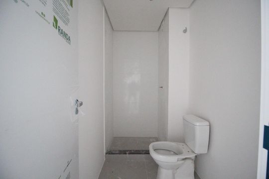 Banheiro de kitnet/studio à venda com 0 quarto, 30m² em Cristo Redentor, Porto Alegre