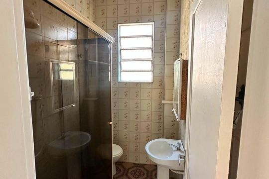 Banheiro de apartamento à venda com 1 quarto, 50m² em Freguesia (Ilha do Governador), Rio de Janeiro