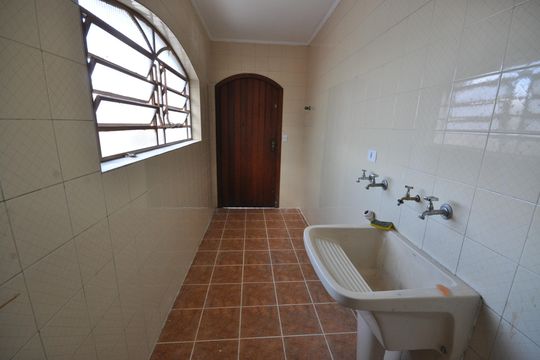 Área de Serviço de casa para alugar com 4 quartos, 237m² em Vila Albertina, São Paulo