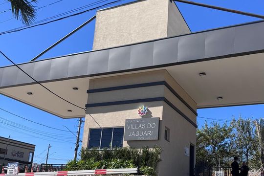 Fachada de casa de condomínio para alugar com 3 quartos, 200m² em Villas do Jaguarí, Santana de Parnaíba