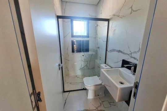 Banheiro de casa de condomínio para alugar com 3 quartos, 200m² em Villas do Jaguarí, Santana de Parnaíba
