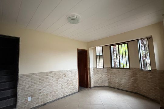 Sala de casa de condomínio para alugar com 3 quartos, 116m² em Quarteirão Ingelheim, Petrópolis